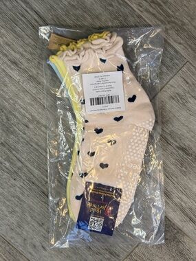 Women's Ruffle Pilates Ankle Non-Slip Socks Pastel Blue Yellow Off White NWT